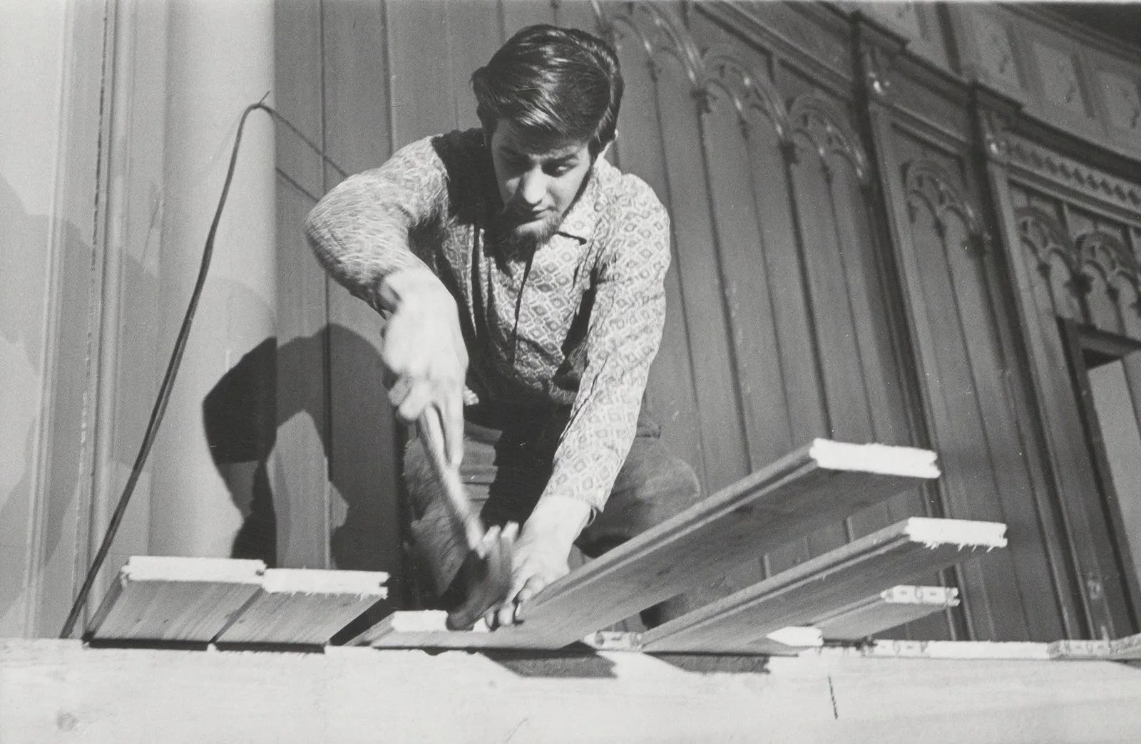 Man timmert podium in Paradiso